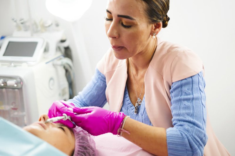 beautician-applying-fillter-to-nose