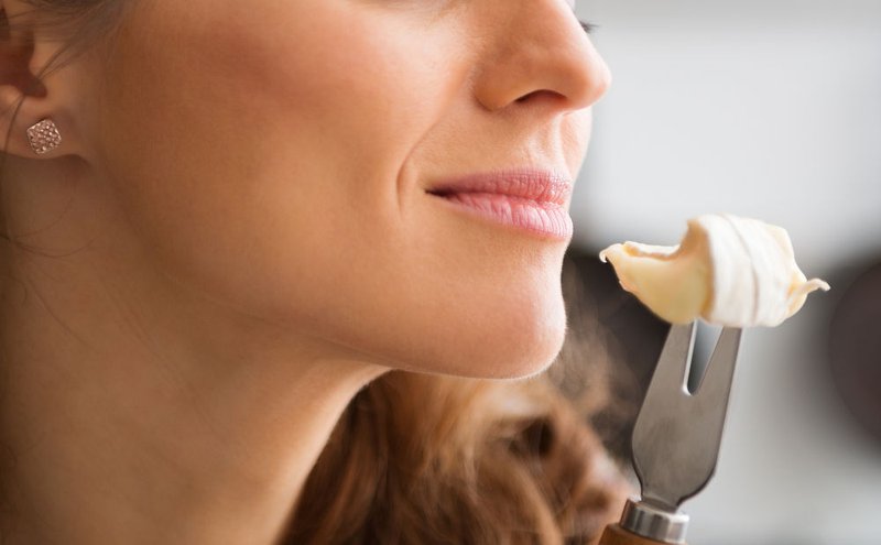 woman-eating-after-rhinoplasty